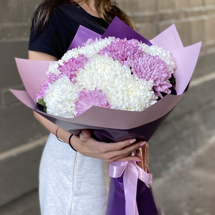 13 белых и сиреневых хризантем