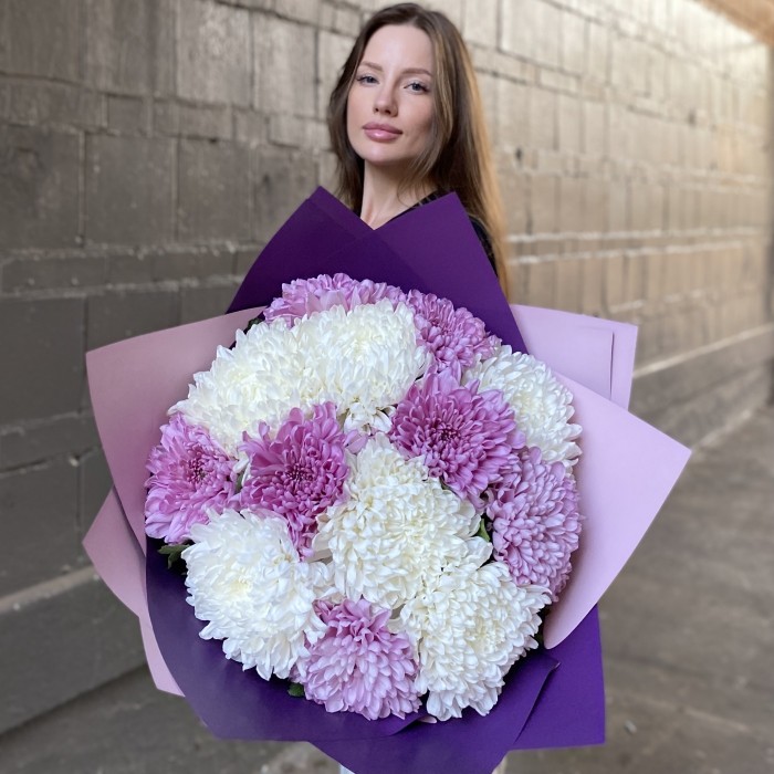 13 белых и сиреневых хризантем