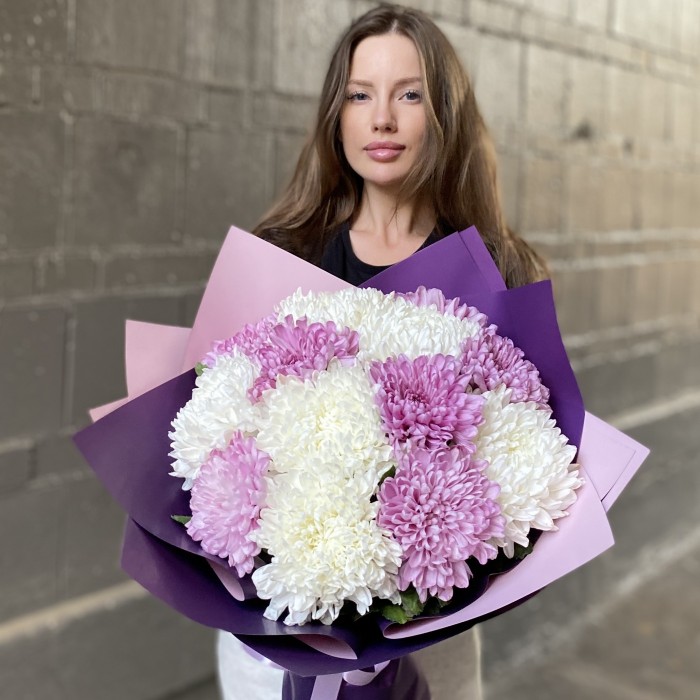13 белых и сиреневых хризантем