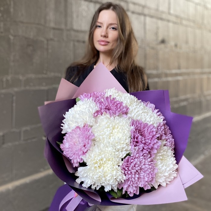13 белых и сиреневых хризантем