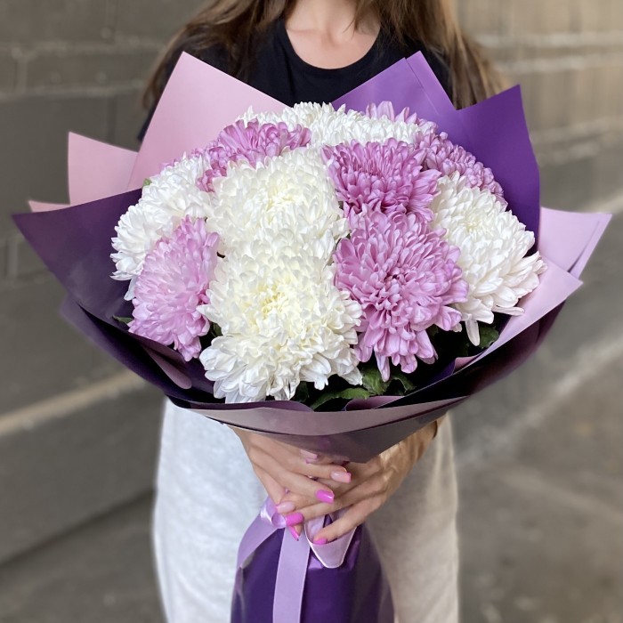 13 белых и сиреневых хризантем