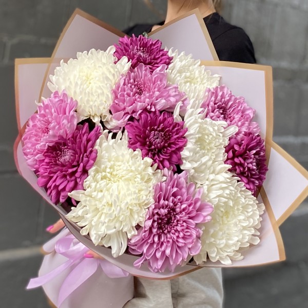 13 белых, фиолетовых и сиреневых хризантем