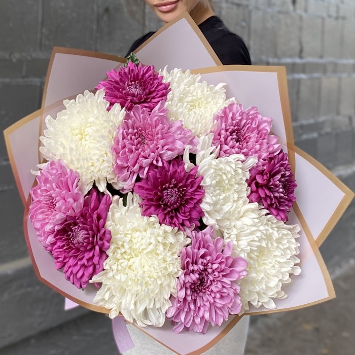 13 белых, фиолетовых и сиреневых хризантем