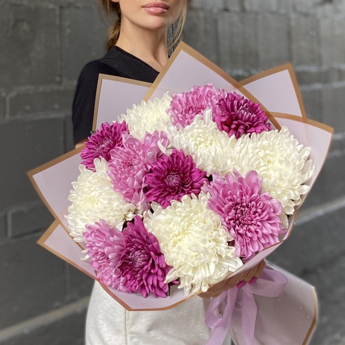 13 белых, фиолетовых и сиреневых хризантем