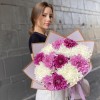 13 белых, фиолетовых и сиреневых хризантем