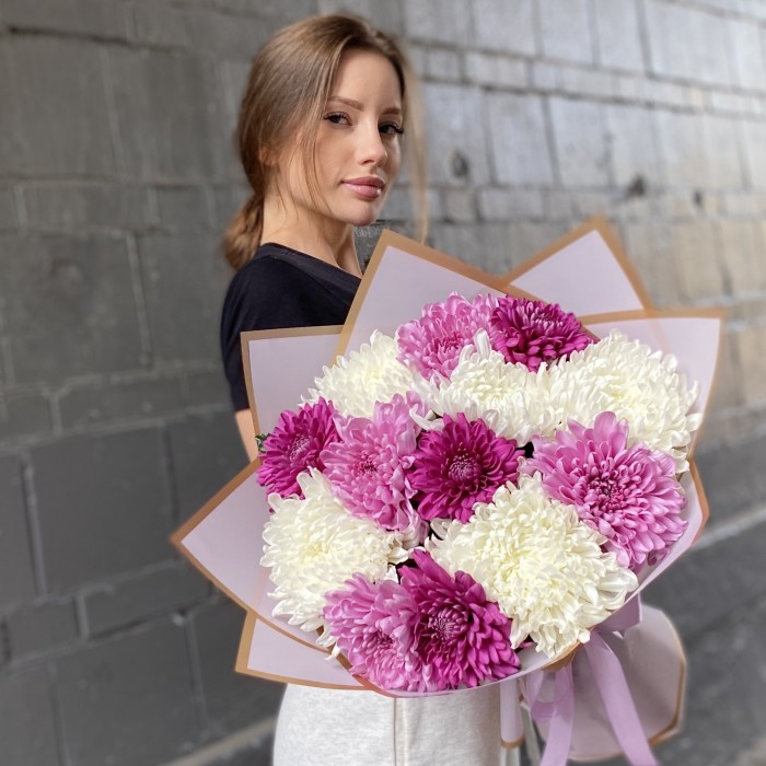 13 белых, фиолетовых и сиреневых хризантем