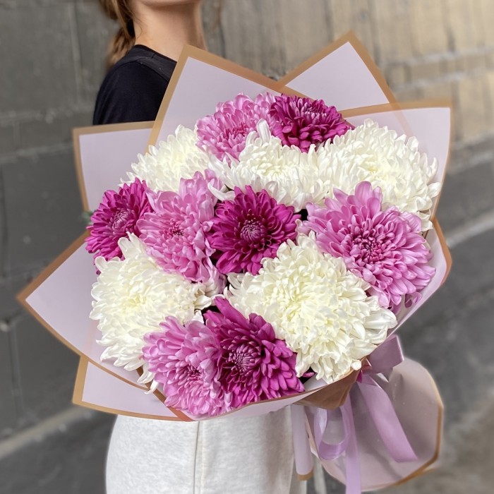 13 белых, фиолетовых и сиреневых хризантем
