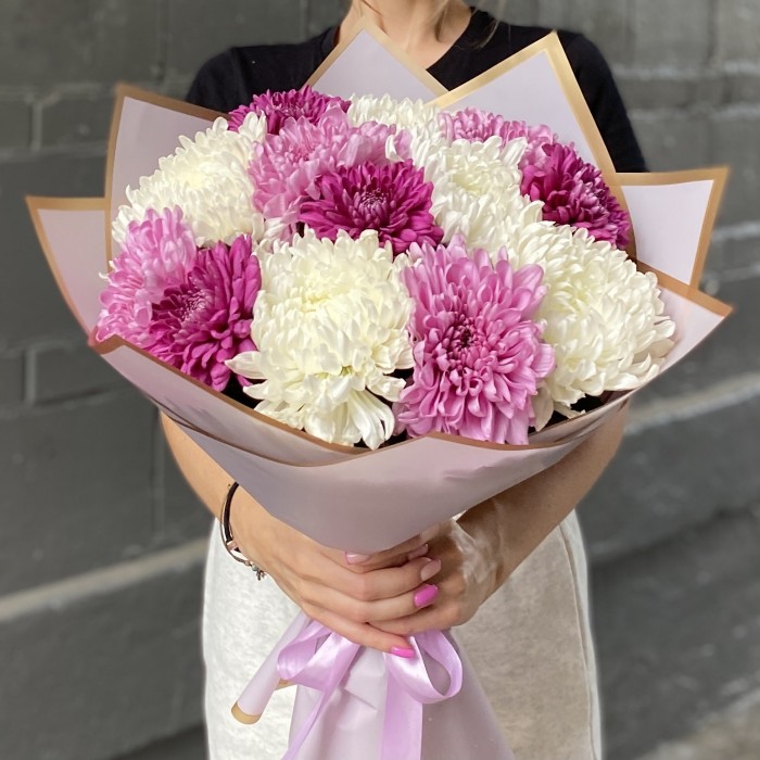 13 белых, фиолетовых и сиреневых хризантем