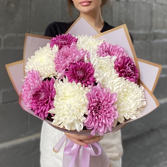 13 белых, фиолетовых и сиреневых хризантем