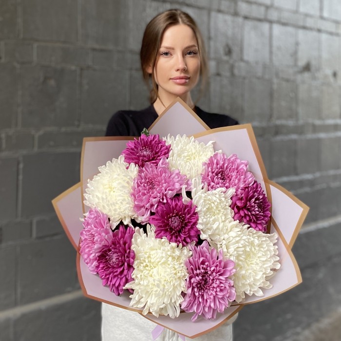 13 белых, фиолетовых и сиреневых хризантем