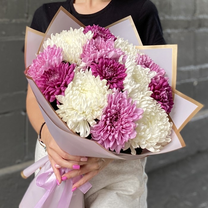 13 белых, фиолетовых и сиреневых хризантем