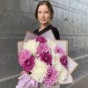 13 белых, фиолетовых и сиреневых хризантем