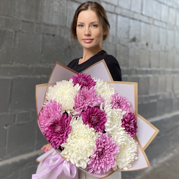 13 белых, фиолетовых и сиреневых хризантем