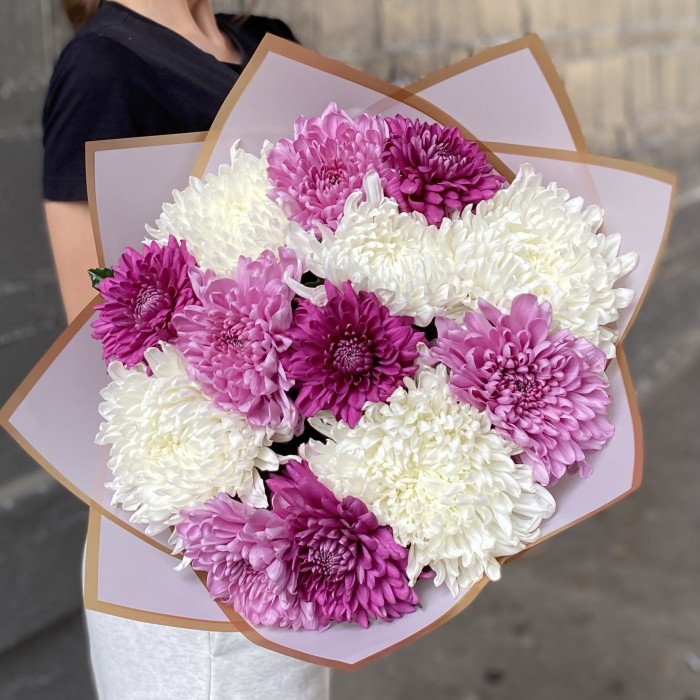 13 белых, фиолетовых и сиреневых хризантем