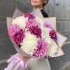 13 белых, фиолетовых и сиреневых хризантем