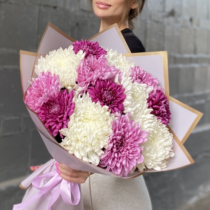 13 белых, фиолетовых и сиреневых хризантем
