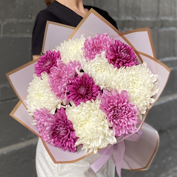 13 белых, фиолетовых и сиреневых хризантем