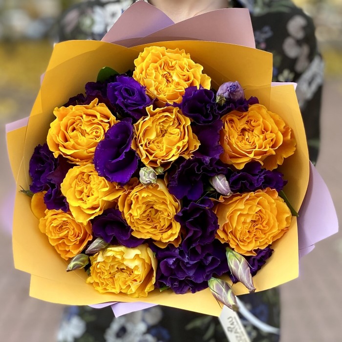 Пионовидная роза Оранж Рива с эустомой
