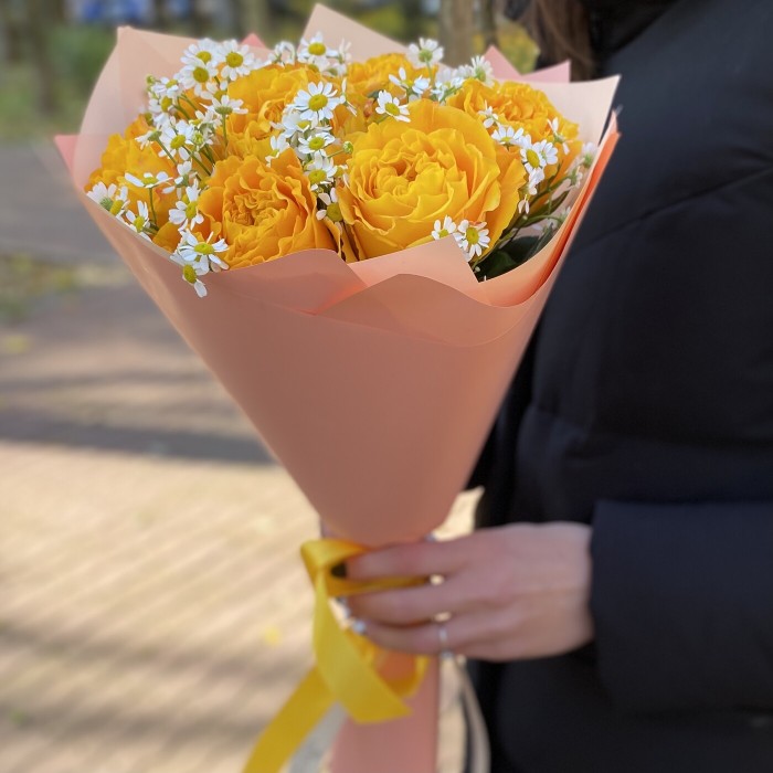 Пионовидная роза Оранж Рива с ромашками