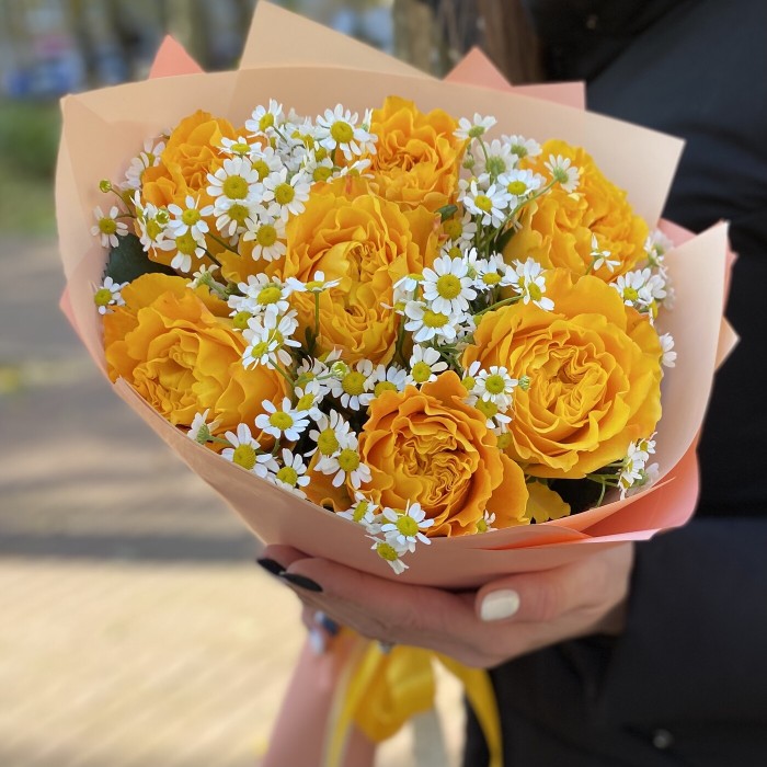 Пионовидная роза Оранж Рива с ромашками