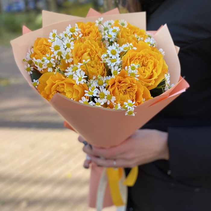 Пионовидная роза Оранж Рива с ромашками