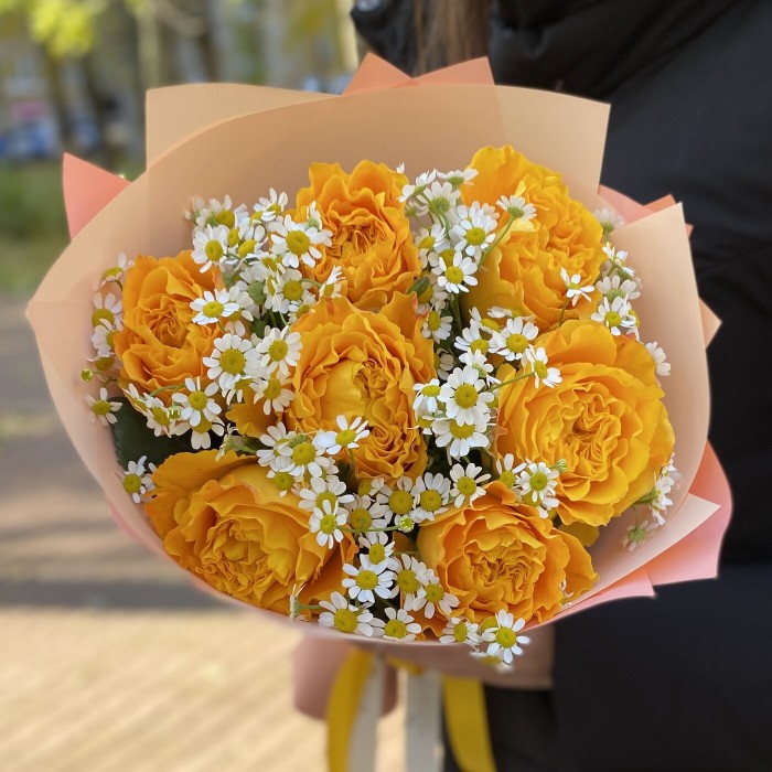 Пионовидная роза Оранж Рива с ромашками