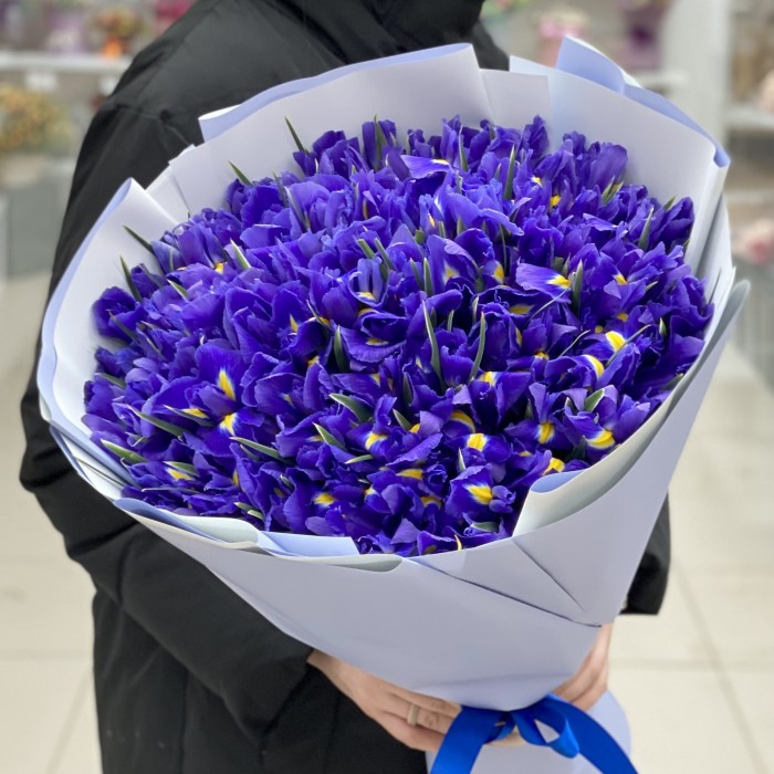 Букет из сиреневых ирисов