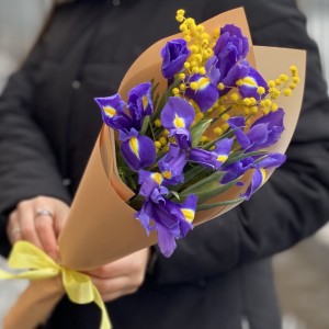 Мини-букет из сиреневых ирисов и мимозы