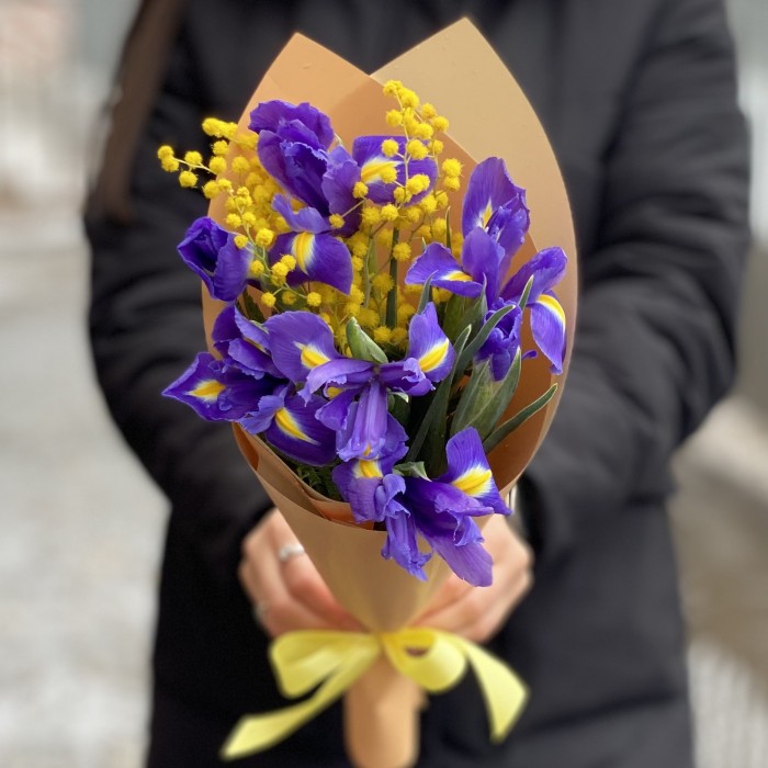 Мини-букет из сиреневых ирисов и мимозы