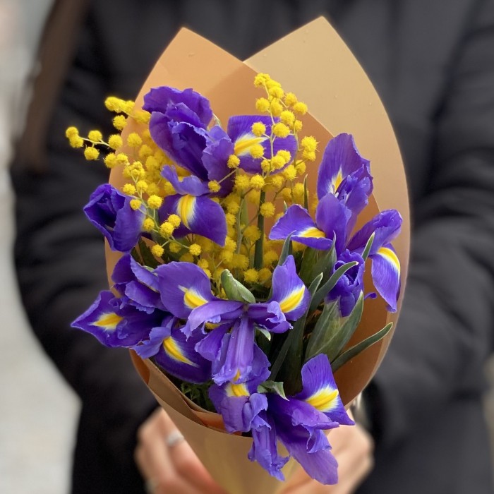 Мини-букет из сиреневых ирисов и мимозы