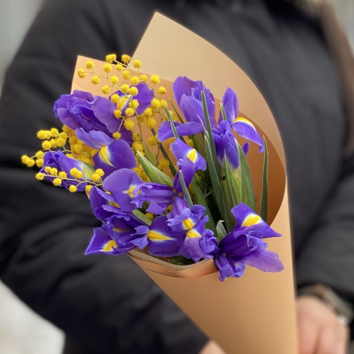 Мини-букет из сиреневых ирисов и мимозы
