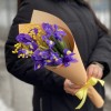 Мини-букет из сиреневых ирисов и мимозы