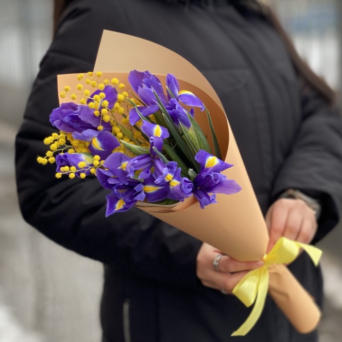 Мини-букет из сиреневых ирисов и мимозы