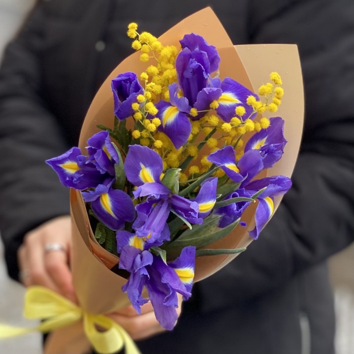 Мини-букет из сиреневых ирисов и мимозы