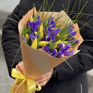 Букет из синих ирисов и желтых тюльпанов