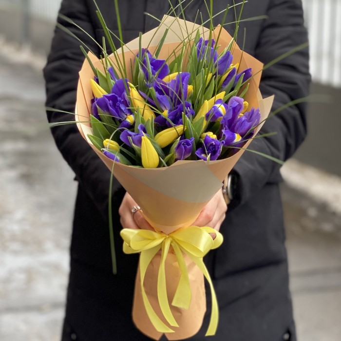 Букет из синих ирисов и желтых тюльпанов