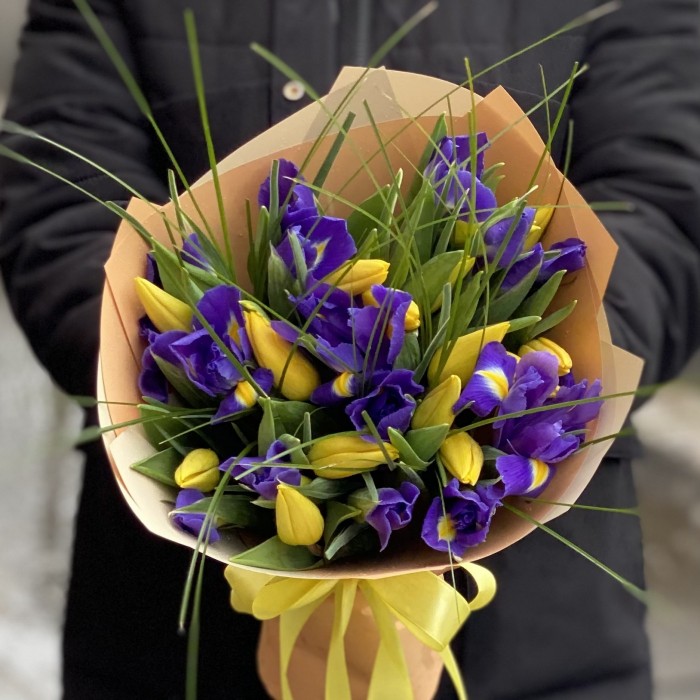 Букет из синих ирисов и желтых тюльпанов