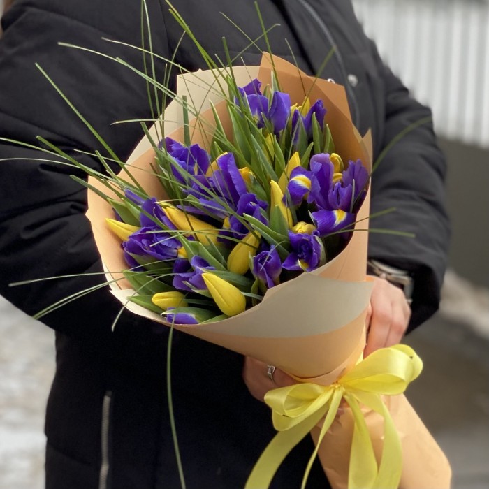 Букет из синих ирисов и желтых тюльпанов