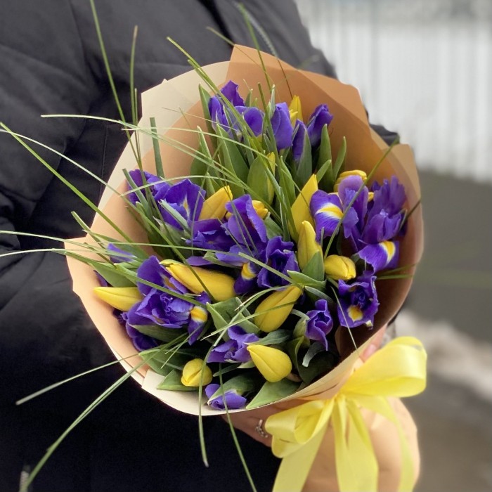 Букет из синих ирисов и желтых тюльпанов