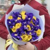 Букет из синих ирисов и желтых нарциссов