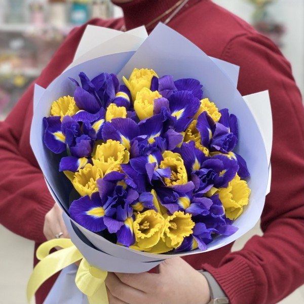 Букет из синих ирисов и желтых нарциссов
