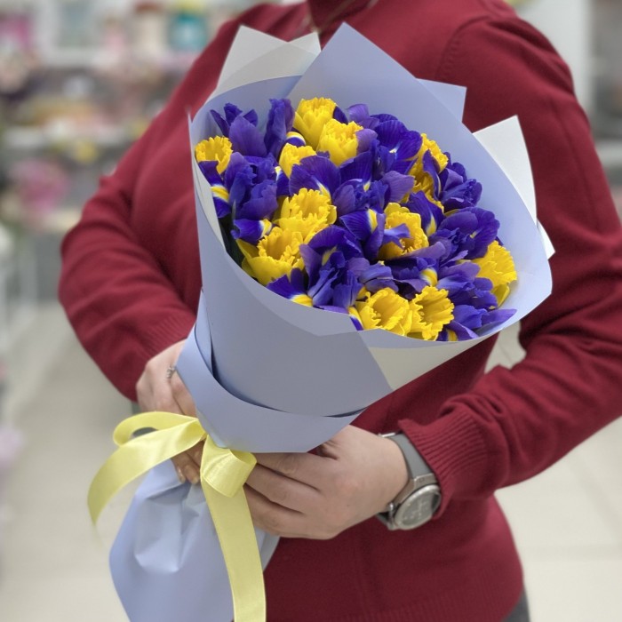 Букет из синих ирисов и желтых нарциссов