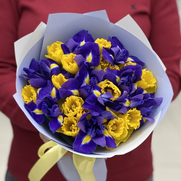 Букет из синих ирисов и желтых нарциссов