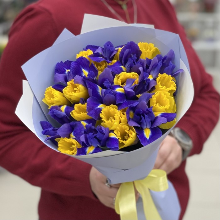 Букет из синих ирисов и желтых нарциссов