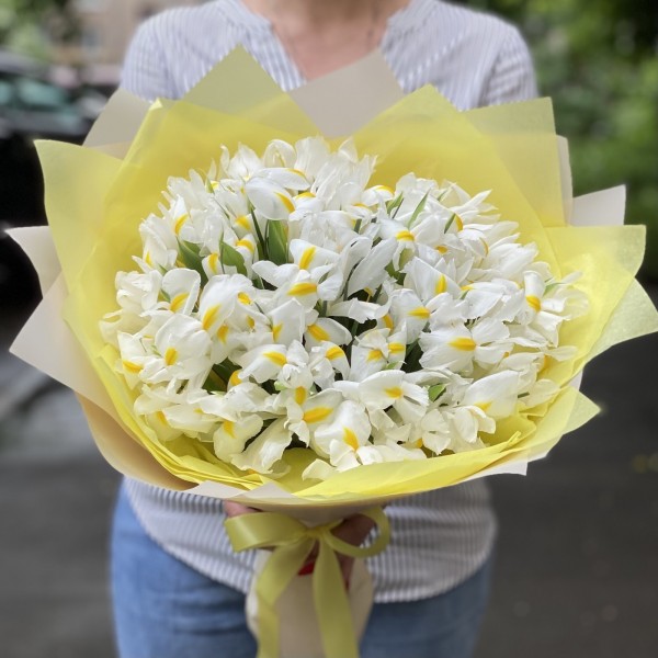 Букет белых ирисов