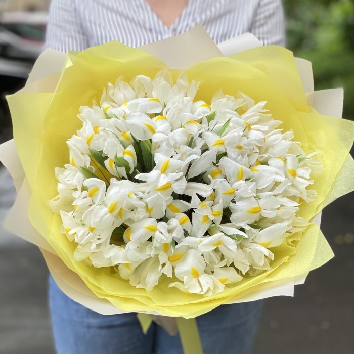 Букет белых ирисов