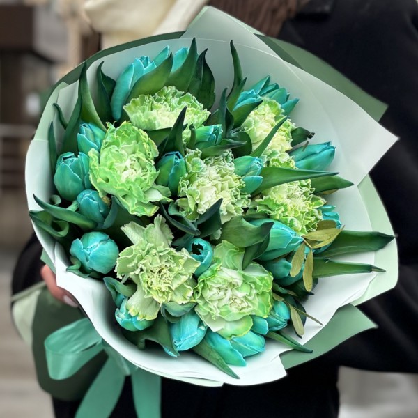 Изумрудный букет с тюльпанами и диантусами