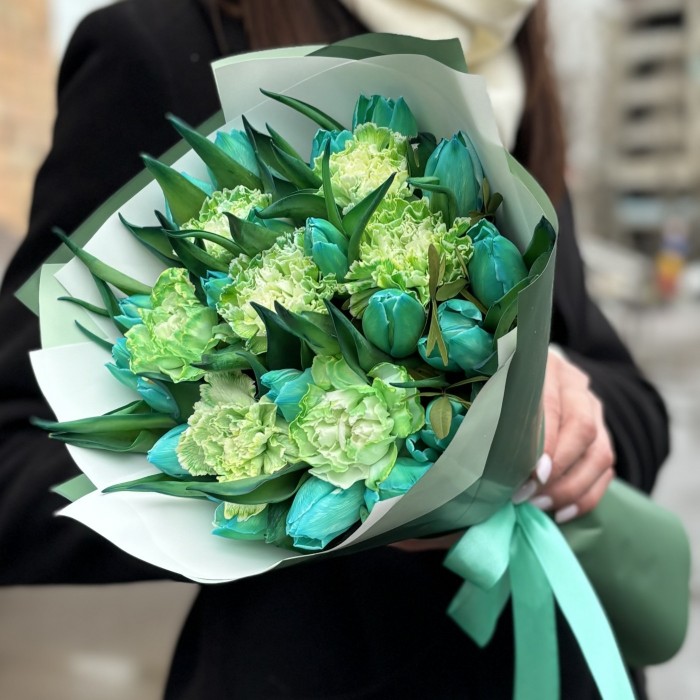 Изумрудный букет с тюльпанами и диантусами