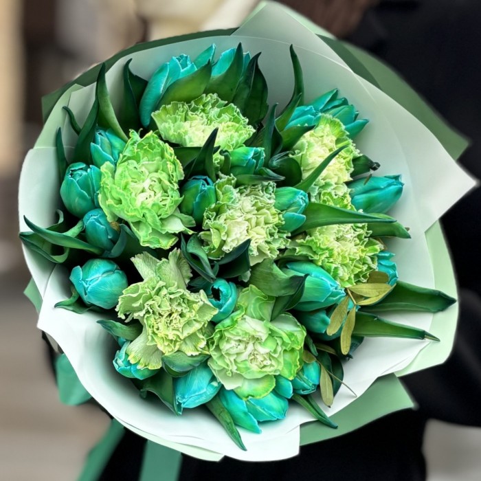 Изумрудный букет с тюльпанами и диантусами