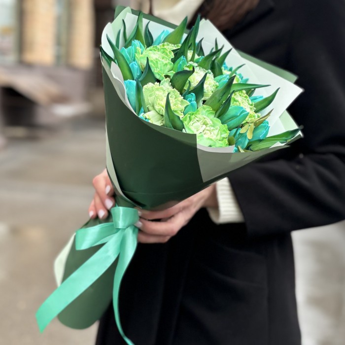 Изумрудный букет с тюльпанами и диантусами